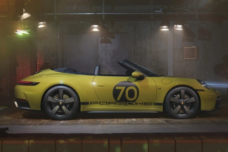 Dự án tiếp tục do bộ phận đặc biệt Porsche Exclusive Manufaktur thực hiện, với nhiều chi tiết ngoại thất và nội thất được mạ vàng kim sang trọng. Logo xe được tái hiện theo thiết kế từ năm 1963, trong khi bộ tem đua ba vạch lấy cảm hứng từ các mẫu xe đua cổ điển, dễ dàng nhận diện qua kính chiếu hậu.