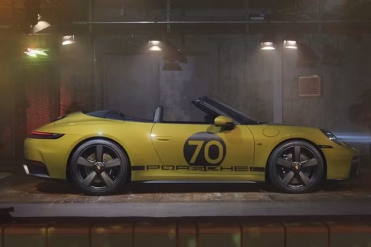 Dự án tiếp tục do bộ phận đặc biệt Porsche Exclusive Manufaktur thực hiện, với nhiều chi tiết ngoại thất và nội thất được mạ vàng kim sang trọng. Logo xe được tái hiện theo thiết kế từ năm 1963, trong khi bộ tem đua ba vạch lấy cảm hứng từ các mẫu xe đua cổ điển, dễ dàng nhận diện qua kính chiếu hậu.