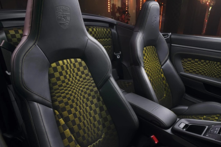 Ghế ngồi là loại Sport Seats Plus chỉnh điện 18 hướng, bọc da màu đen Basalt. Đặc biệt, mẫu xe này đánh dấu sự trở lại của họa tiết caro Pasha màu Olive Neo, tạo hiệu ứng thị giác 3D sống động, xuất hiện trên ghế, thảm lót khoang hành lý, bảng taplo và hộc găng tay.