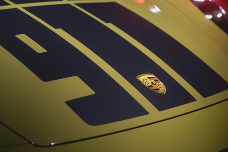 Được phát triển dựa trên nền tảng 911 Carrera GTS Cabriolet thế hệ 992.2 và sản xuất giới hạn 1.500 chiếc, Porsche 911 Spirit 70 được trang bị hệ truyền động T-Hybrid tiên tiến với sự kết hợp của động cơ boxer 6 xy-lanh, dung tích 3.6L với động cơ điện tích hợp trong hộp số ly hợp kép 8 cấp PDK và bộ tăng áp điện cho tổng công suất của xe đạt 541 mã lực và mô-men xoắn 610 Nm.