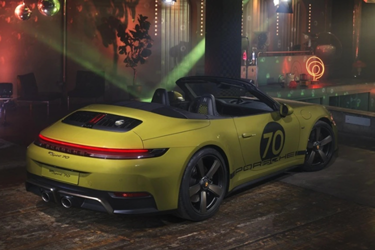 Bên cạnh mẫu xe, Porsche còn cung cấp các phụ kiện cùng chủ đề như đồng hồ, trang phục và khóa học nâng cao kỹ năng lái xe tại Porsche Experience Centre ở Silverstone (Anh). Xe đã chính thức ra mắt công chúng tại Triển lãm Ô tô Thượng Hải 2025. Tại Mỹ, giá xe Porsche 911 Spirit 70 khởi điểm từ 240.000 USD (khoảng 6,23 tỷ đồng).