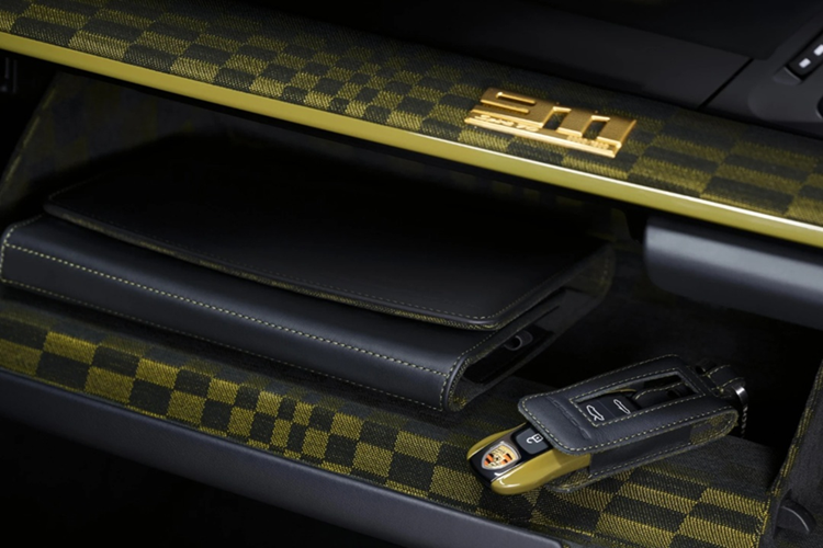 Mỗi chiếc xe đều có bảng số thứ tự riêng được gắn trên taplo, bệ bước phát sáng và đèn chiếu logo mặt đất, khẳng định tính cá nhân hóa và giá trị sưu tầm.