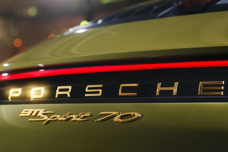 Nhờ gói Sport Chrono Package tiêu chuẩn, xe có khả năng tăng tốc từ 0–100 km/h chỉ trong 3,1 giây, trước khi đạt tốc độ tối đa 312 km/h.