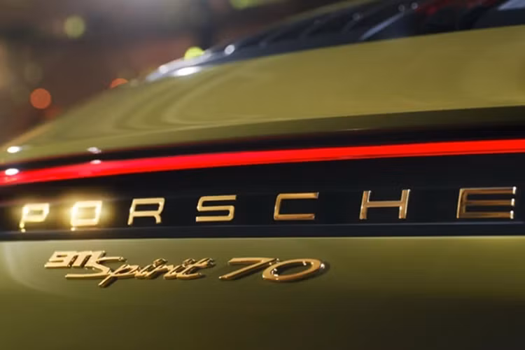 Nhờ gói Sport Chrono Package tiêu chuẩn, xe có khả năng tăng tốc từ 0–100 km/h chỉ trong 3,1 giây, trước khi đạt tốc độ tối đa 312 km/h.