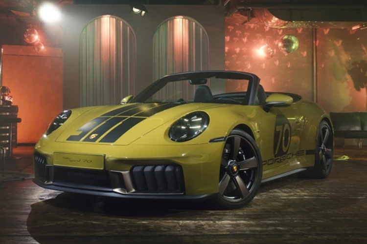 Điểm nhấn nổi bật của Porsche 911 Spirit 70 bản đặc biệt này là màu sơn Olive Neo, gợi nhớ văn hóa những năm 1970, bên cạnh hai tùy chọn tiêu chuẩn khác là đen và bạc GT Silver Metallic. Ngoài ra, khách hàng có thể cá nhân hóa màu sắc thông qua chương trình Paint-to-Sample (PTS).