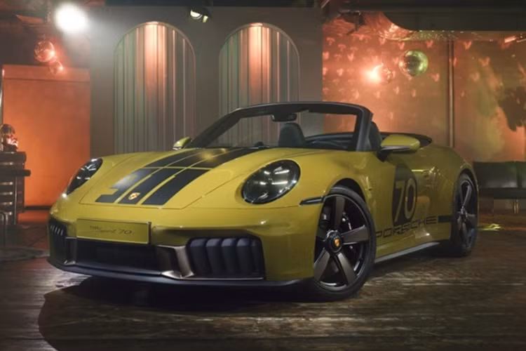 Điểm nhấn nổi bật của Porsche 911 Spirit 70 bản đặc biệt này là màu sơn Olive Neo, gợi nhớ văn hóa những năm 1970, bên cạnh hai tùy chọn tiêu chuẩn khác là đen và bạc GT Silver Metallic. Ngoài ra, khách hàng có thể cá nhân hóa màu sắc thông qua chương trình Paint-to-Sample (PTS).