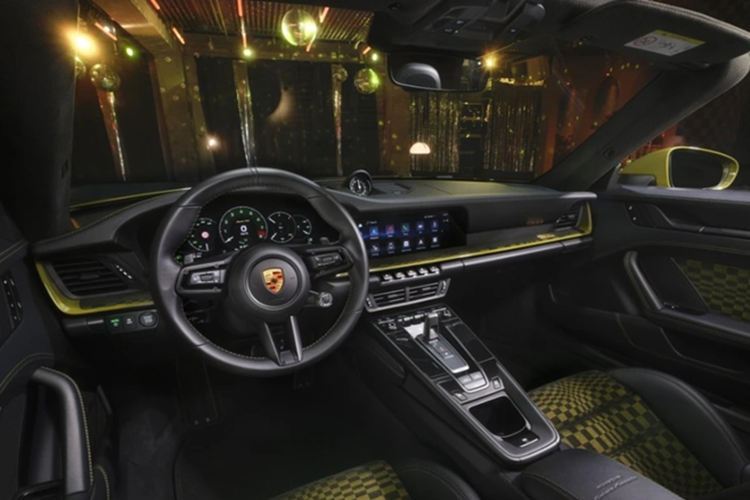 Xe chỉ trang bị duy nhất bộ mâm Sport Classic "Fuchs" 5 chấu sơn đen Satin Black và đồng Bronzite, kích thước 20 inch phía trước và 21 inch phía sau. Về nội thất, khoang cabin của 911 Spirit 70 thừa hưởng những nâng cấp mới nhất với bảng đồng hồ kỹ thuật số 12,6 inch và màn hình trung tâm 10,9 inch.