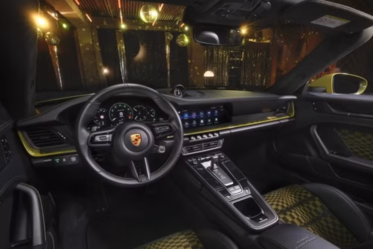 Xe chỉ trang bị duy nhất bộ mâm Sport Classic "Fuchs" 5 chấu sơn đen Satin Black và đồng Bronzite, kích thước 20 inch phía trước và 21 inch phía sau. Về nội thất, khoang cabin của 911 Spirit 70 thừa hưởng những nâng cấp mới nhất với bảng đồng hồ kỹ thuật số 12,6 inch và màn hình trung tâm 10,9 inch.