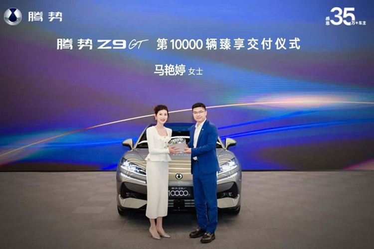 Hãng xe cho biết Denza Z9 GT bản PHEV là mẫu sedan đầu tiên thuộc dòng Z-Series, dù kiểu dáng của mẫu xe này giống với station wagon nhiều hơn. Đối thủ trực tiếp của Z9 GT sẽ là Porsche Taycan và Mercedes-Benz EQS.