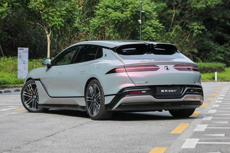 Denza Z9 GT có 2 cấu hình động cơ là PHEV và thuần điện, Bản PHEV trang bị động cơ xăng 4 xi-lanh, tăng áp, dung tích 2 lít, hoạt động như một máy phát điện để cung cấp năng lượng cho ba mô tơ điện, cho tổng công suất 870 mã lực. Xe tăng tốc 0-100 km/h trong 3,6 giây.