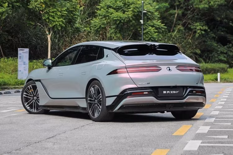 Denza Z9 GT có 2 cấu hình động cơ là PHEV và thuần điện, Bản PHEV trang bị động cơ xăng 4 xi-lanh, tăng áp, dung tích 2 lít, hoạt động như một máy phát điện để cung cấp năng lượng cho ba mô tơ điện, cho tổng công suất 870 mã lực. Xe tăng tốc 0-100 km/h trong 3,6 giây.