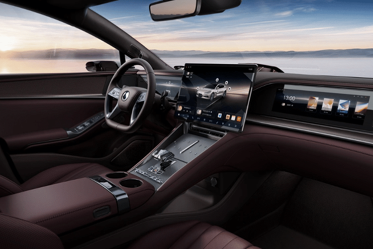 Cabin của Denza Z9 GT được tích hợp vi xử lý AI và hệ thống màn hình gồm màn hình lái LCD 13,2 inch, màn hình cảm ứng điều khiển trung tâm 17,3 inch, màn hình giải trí bên phụ 13,2 inch, AR-HUD 50 inch, gương chiếu hậu kỹ thuật số và hai màn hình cho gương chiếu hậu kỹ thuật số.