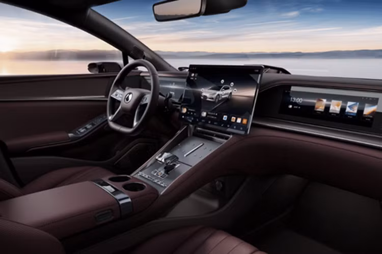 Cabin của Denza Z9 GT được tích hợp vi xử lý AI và hệ thống màn hình gồm màn hình lái LCD 13,2 inch, màn hình cảm ứng điều khiển trung tâm 17,3 inch, màn hình giải trí bên phụ 13,2 inch, AR-HUD 50 inch, gương chiếu hậu kỹ thuật số và hai màn hình cho gương chiếu hậu kỹ thuật số.