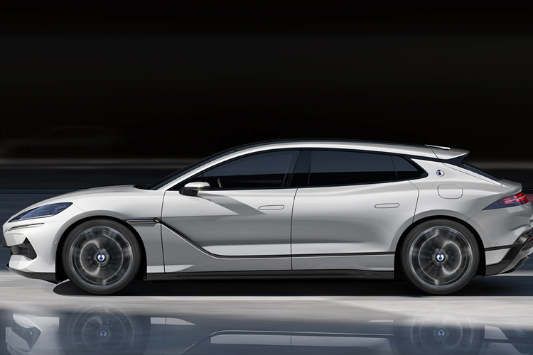 Phạm vi hoạt động chỉ bằng năng lượng điện là 201 km và tổng quãng đường di chuyển lên 1.100 km khi sử dụng nhiên liệu kết hợp. Ở phiên bản thuần điện, xe được trang bị ba mô-tơ điện, với công suất 950 mã lực, thời gian tăng tốc 0-100 km/h là 3,4 giây.