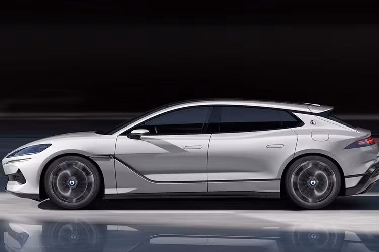 Phạm vi hoạt động chỉ bằng năng lượng điện là 201 km và tổng quãng đường di chuyển lên 1.100 km khi sử dụng nhiên liệu kết hợp. Ở phiên bản thuần điện, xe được trang bị ba mô-tơ điện, với công suất 950 mã lực, thời gian tăng tốc 0-100 km/h là 3,4 giây.