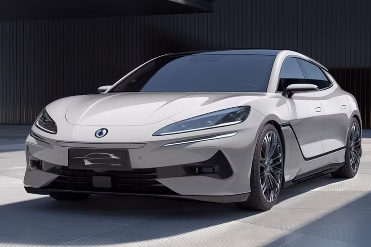 Bộ pin 100 kWh cho phép xe di chuyển quãng đường 630 km, theo tiêu chuẩn CLTC. Mức giá xe Denza Z9 GT 2025 bán ra tại Trung Quốc công bố từ 334.800 Nhân dân tệ (tương đương 1,095 tỷ đồng).