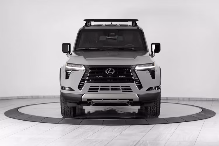 Nhằm giúp người dùng thoát hiểm nhanh chóng, Inkas Lexus GX550 chống đạn được trang bị bộ mâm xe 20 inch bọc trong lốp run-flat mới. Ngoài việc bọc thép cho các tấm thân xe và kính, Inkas đã lắp đặt các tấm chắn cửa chống đạn để ngăn đạn xuyên qua các khe cửa.