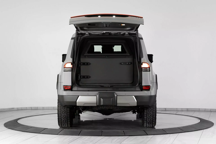 Động cơ này được kết hợp với hộp số tự động mười cấp truyền công suất thông qua hệ dẫn động bốn bánh toàn thời gian.