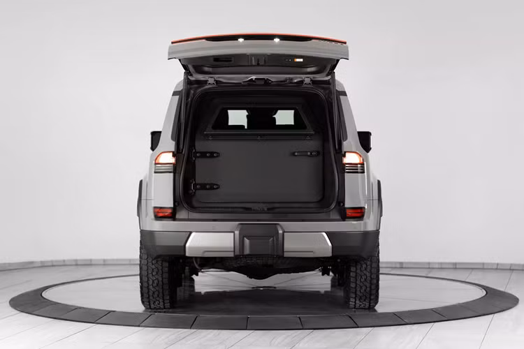 Động cơ này được kết hợp với hộp số tự động mười cấp truyền công suất thông qua hệ dẫn động bốn bánh toàn thời gian.