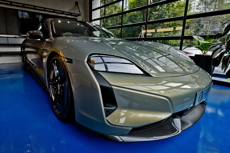 Triển lãm này còn có sự góp mặt của chiếc Porsche Taycan Turbo S Celestial Jade độc nhất thế giới, vốn được bộ phận Sonderwunsch phát triển cho thị trường Đông Nam Á.