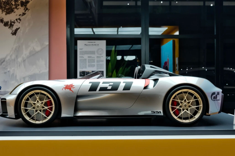 Chiếc xe này cũng được thu nhỏ với kích thước 1:3. Tuy không được đưa vào sản xuất, ngôn ngữ thiết kế của chiếc xe cũng được áp dụng trên chiếc 718 Boxster/Cayman cũng như các phiên bản thuần điện trong tương lai.