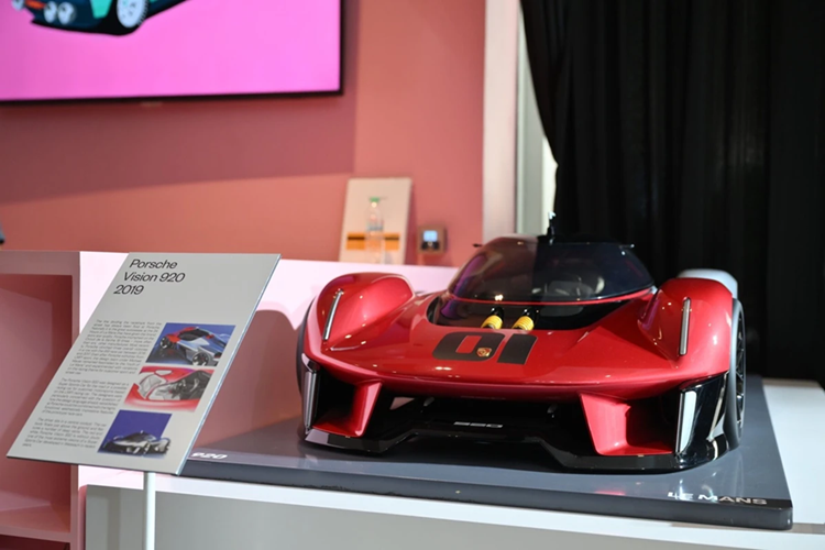 Porsche Vision 920 được phát triển như một mẫu xe đua Le Mans có khả năng sử dụng trên đường phố, vốn lấy cảm hứng từ chiếc 919 Hybrid.
