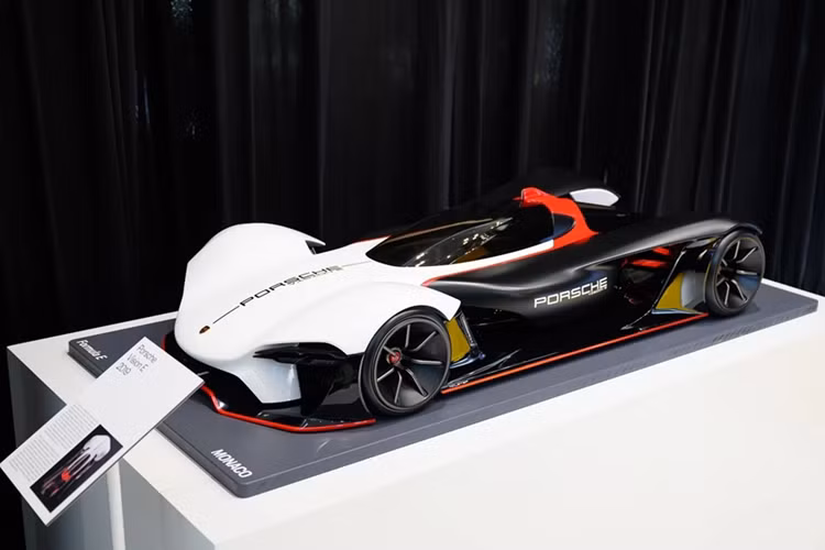 Porsche Vision E là bản phác thảo tương lai của những mẫu xe đua thuần điện. Chiếc xe mang trong mình những công nghệ từ thể thức Formula E, đặc biệt từ chiếc Porsche 99X.