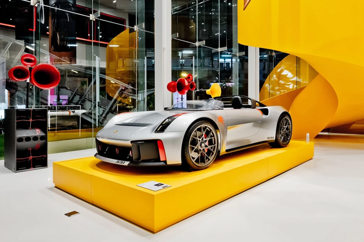 Chiếm vị trí "spotlight" là mẫu Porsche Vision Spyder kích thước 1:1, vốn được lấy cảm hứng từ huyền thoại Porsche 550 Spyder vô địch tại giải đua Carrera Panamericana 1954.