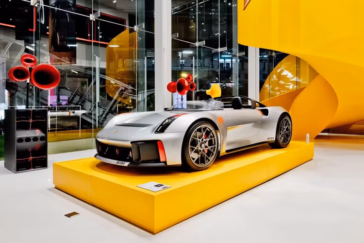 Chiếm vị trí "spotlight" là mẫu Porsche Vision Spyder kích thước 1:1, vốn được lấy cảm hứng từ huyền thoại Porsche 550 Spyder vô địch tại giải đua Carrera Panamericana 1954.