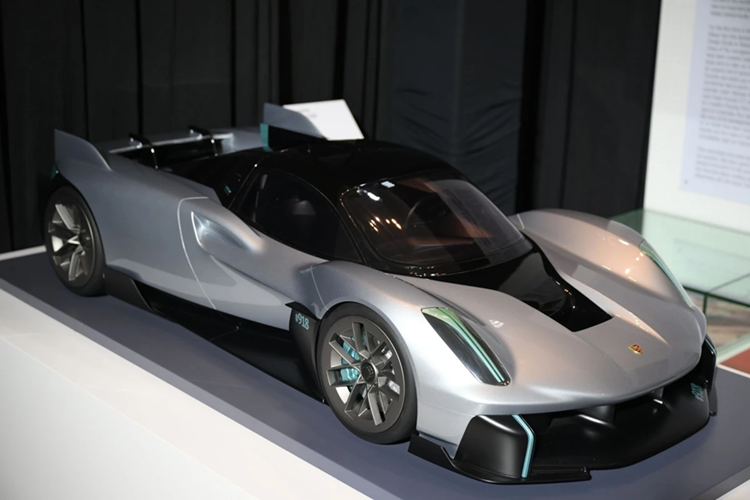 Ra mắt vào năm 2019, Porsche Vision 918 RS là mẫu concept kế thừa thành công của chiếc 918 Spyder. Thiết kế của mẫu xe này mang nhiều nét tương đồng với chiếc Porsche Mission X, "hậu duệ" của 918 Spyder trong tương lai.