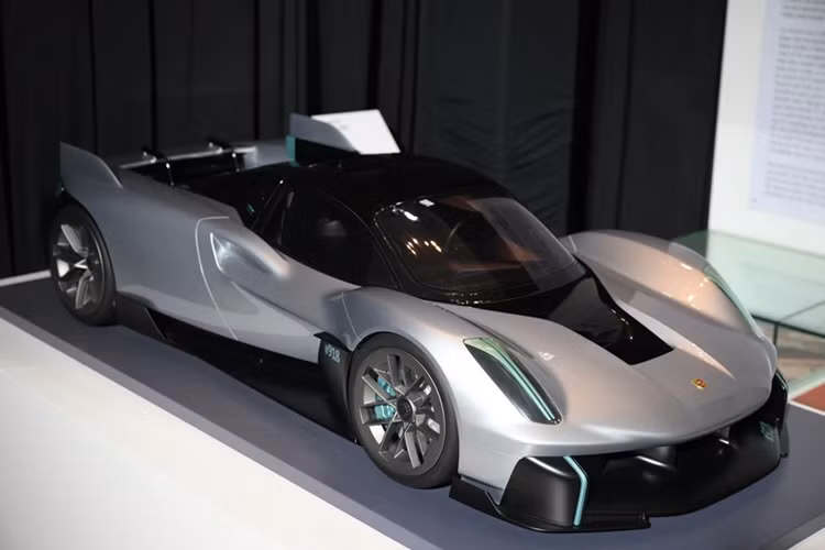 Ra mắt vào năm 2019, Porsche Vision 918 RS là mẫu concept kế thừa thành công của chiếc 918 Spyder. Thiết kế của mẫu xe này mang nhiều nét tương đồng với chiếc Porsche Mission X, "hậu duệ" của 918 Spyder trong tương lai.