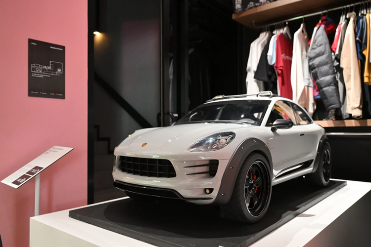 Porsche Macan Vision Safari có vẻ thực tế hơn khi là bản nâng cấp địa hình của dòng SUV cỡ nhỏ Macan. Hãng xe đến từ Đức vẫn bỏ ngỏ khả năng phát triển biến thể này trong tương lai.