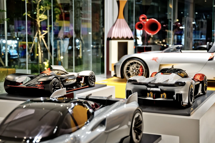 Những mẫu xe nổi bật nhất của bộ sưu tập này đã được trưng bày cho công chúng tại khu phức hợp Curvistan Bangkok, mang đến một góc nhìn chân thực hơn về quá trình phát triển các sản phẩm của Porsche.