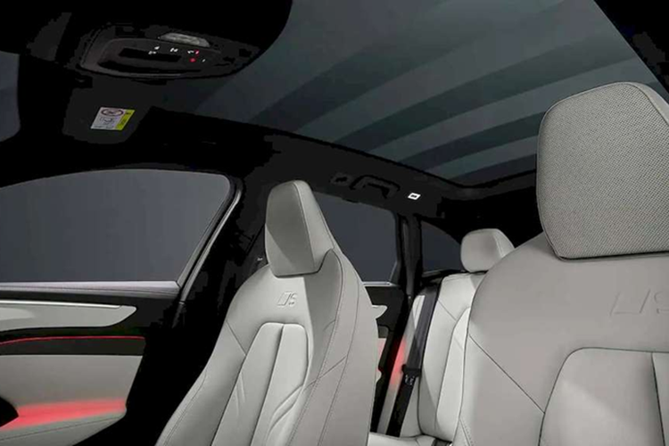 Bên cạnh đó, Audi A6 2025 còn được trang bị một số tiện ích ấn tượng khác như: màn hình HUD có hình ảnh lớn hơn 85% so với trước, cửa sổ trời toàn cảnh có thể chuyển từ trong sang mờ chỉ với một nút bấm, đèn nền nội thất với dải đèn tương tác đặc biệt tại táp lô, dàn 20 loa Bang and Olufsen, bàn sạc điện thoại không dây và điều hòa 4 vùng.