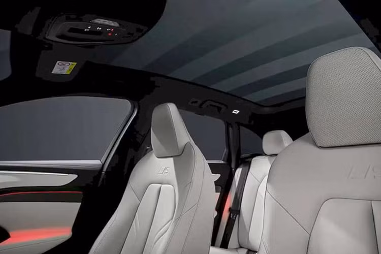 Bên cạnh đó, Audi A6 2025 còn được trang bị một số tiện ích ấn tượng khác như: màn hình HUD có hình ảnh lớn hơn 85% so với trước, cửa sổ trời toàn cảnh có thể chuyển từ trong sang mờ chỉ với một nút bấm, đèn nền nội thất với dải đèn tương tác đặc biệt tại táp lô, dàn 20 loa Bang and Olufsen, bàn sạc điện thoại không dây và điều hòa 4 vùng.