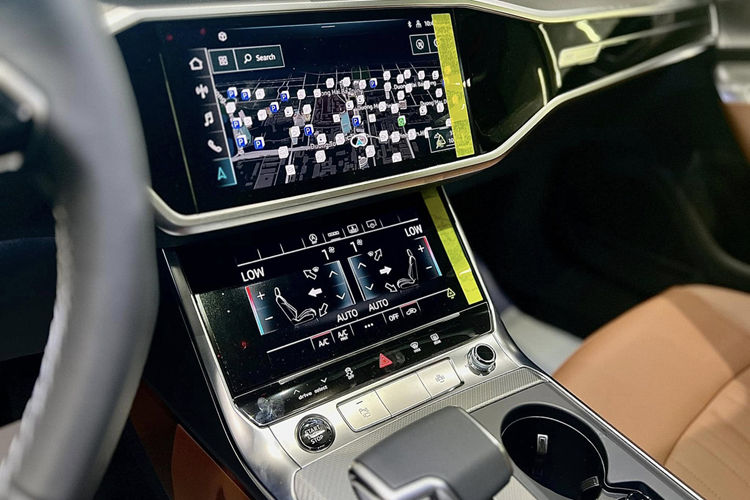 Về truyền động, Audi A6 2025 có 3 tuỳ chọn, gồm: 2 phiên bản xăng và 1 bản máy dầu, đều đi kèm với hộp số ly hợp kép tự động 7 cấp. Cụ thể Audi A6 bản máy xăng 2.0L 4 xi lanh tăng áp sản sinh công suất 201 mã lực, mô-men xoắn 340Nm, trong khi bản V6 3.0L tăng áp cao cấp hơn sở hữu 362 mã lực/550Nm.