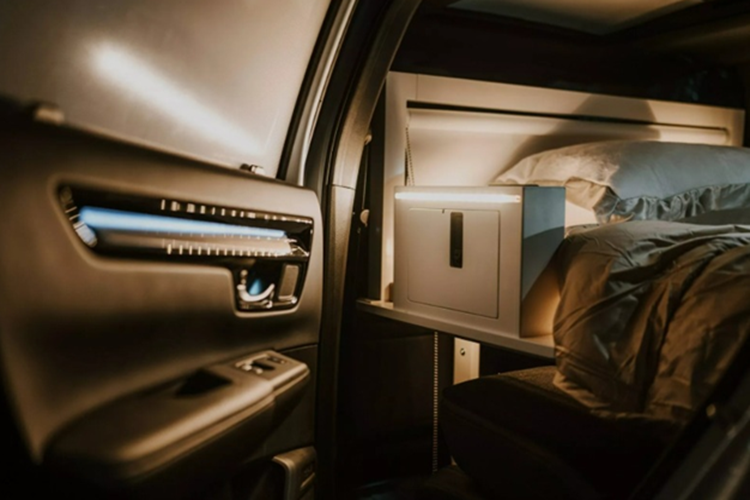 Nhìn từ bên ngoài, mẫu xe SUV Honda CR-V Dream Pod không gây quá nhiều chú ý với thiết kế hai tông màu và một số phụ kiện quen thuộc như thanh giá nóc hay giá đỡ xe đạp Thule. Tuy nhiên, không gian nội thất mới là nơi khiến nhiều người bất ngờ.