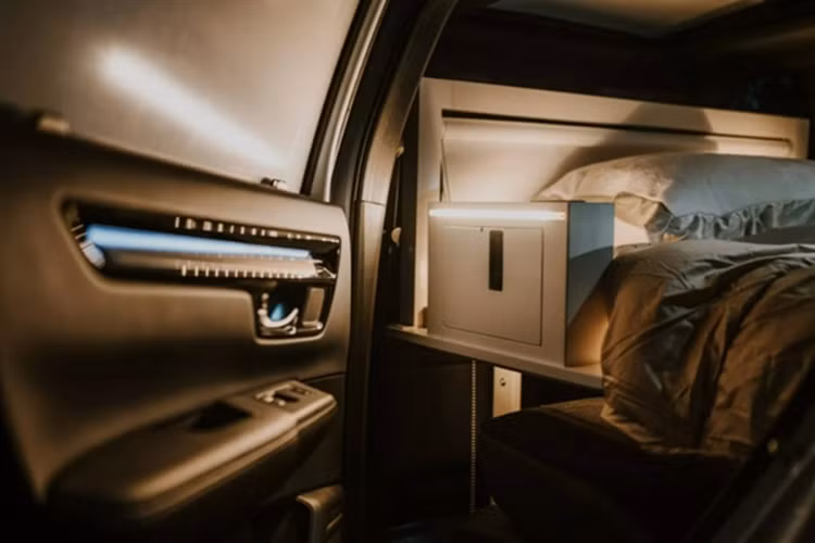 Nhìn từ bên ngoài, mẫu xe SUV Honda CR-V Dream Pod không gây quá nhiều chú ý với thiết kế hai tông màu và một số phụ kiện quen thuộc như thanh giá nóc hay giá đỡ xe đạp Thule. Tuy nhiên, không gian nội thất mới là nơi khiến nhiều người bất ngờ.