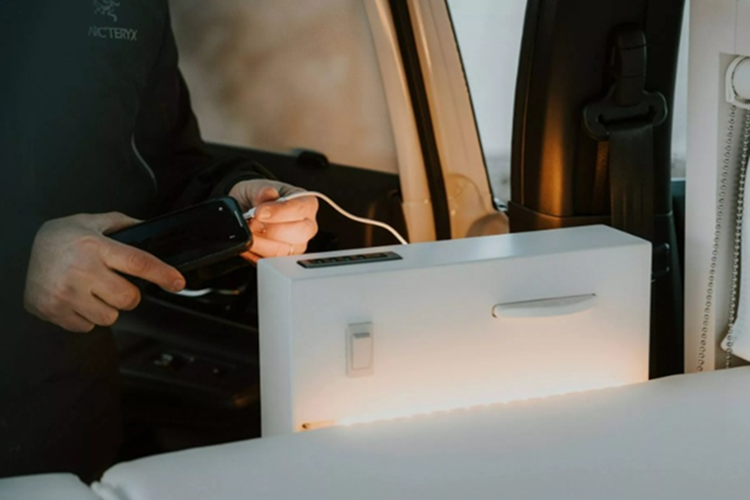 Không chỉ dừng ở đó, Nestboard 650 còn có một ngăn kéo tích hợp bếp gas và bồn rửa gấp gọn, kèm theo các khoang chứa đồ dùng như chén đĩa, thìa nĩa và dụng cụ nấu ăn. Mọi chi tiết đều được tối ưu để phục vụ nhu cầu sinh hoạt cơ bản trong các chuyến đi dã ngoại.