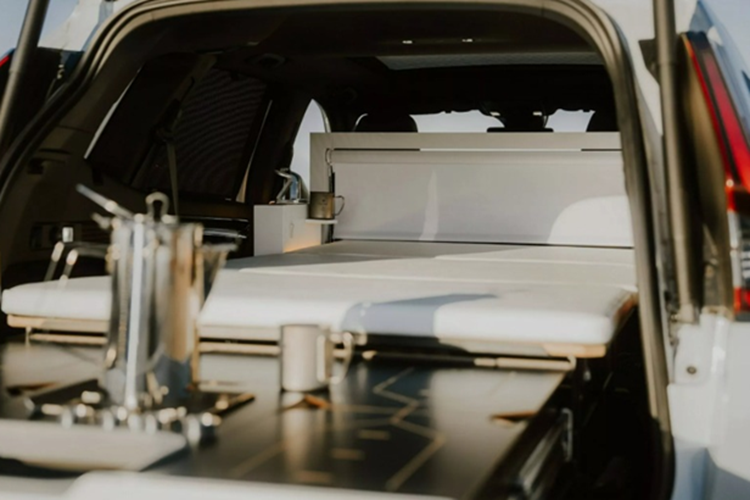 Honda đã trang bị cho khoang hành lý hệ thống EGOE Nestboard 650, một mô-đun đa chức năng có thể mở ra thành một giường đôi dành cho hai người lớn. Khi đến giờ nghỉ ngơi, người dùng chỉ cần kéo rèm che cửa sổ và một tấm màn cuốn phía sau hàng ghế trước để tạo ra một không gian riêng tư, yên tĩnh như phòng ngủ mini.