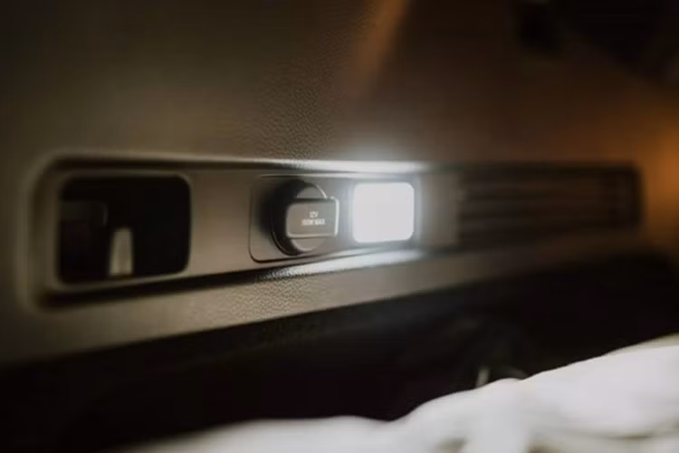 Honda CR-V Dream Pod còn sở hữu nhiều tiện ích đáng giá khác như bàn phụ có thể kéo ra từ hai bên, thảm sàn cao su dễ vệ sinh. Đặc biệt xe còn được trang bị thiết bị tích hợp đèn đọc sách LED và cổng sạc USB, phục vụ cho nhu cầu giải trí hoặc làm việc khi cần.