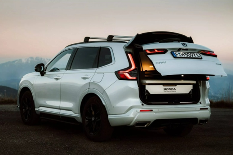 Cung cấp sức mạnh cho xe vẫn hệ truyền động của mẫu Honda CR-V e:PHEV với sự kết hợp của động cơ xăng 2.0L với mô-tơ điện và bộ pin 17,7 kWh. Xe có thể vận hành hoàn toàn bằng điện trong phạm vi lên tới 79 km, lý tưởng cho những hành trình ngắn mà vẫn thân thiện với môi trường.