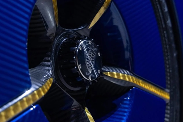 Cung cấp sức mạnh cho siêu xe này là động cơ V8 twin-turbo 5.0L, sản sinh công suất 1.299 mã lực (với xăng thường) và đạt tối đa 1.624 mã lực khi sử dụng nhiên liệu E85. Mô-men xoắn cực đại ở mức 1.500 Nm, kết hợp với hộp số 9 cấp Koenigsegg Light Speed Transmission (LST) và hệ dẫn động cầu sau. Dù là một hypercar sở hữu hiệu suất cực cao, Jesko Absolut Kronos chỉ có khối lượng khô 1.290 kg.