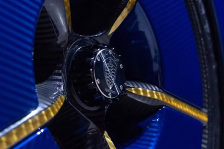 Cung cấp sức mạnh cho siêu xe này là động cơ V8 twin-turbo 5.0L, sản sinh công suất 1.299 mã lực (với xăng thường) và đạt tối đa 1.624 mã lực khi sử dụng nhiên liệu E85. Mô-men xoắn cực đại ở mức 1.500 Nm, kết hợp với hộp số 9 cấp Koenigsegg Light Speed Transmission (LST) và hệ dẫn động cầu sau. Dù là một hypercar sở hữu hiệu suất cực cao, Jesko Absolut Kronos chỉ có khối lượng khô 1.290 kg.