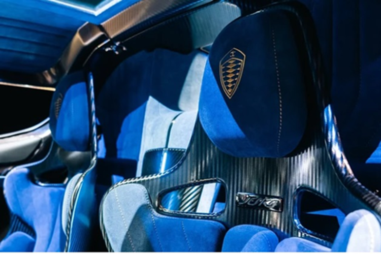 Các tính năng hỗ trợ người lái được điều khiển qua màn hình trung tâm 9 inch, trong khi các thông số vận hành hiển thị trên màn hình 5 inch phía sau vô lăng.