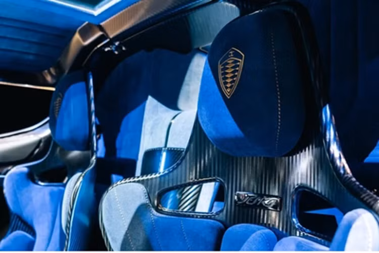 Các tính năng hỗ trợ người lái được điều khiển qua màn hình trung tâm 9 inch, trong khi các thông số vận hành hiển thị trên màn hình 5 inch phía sau vô lăng.