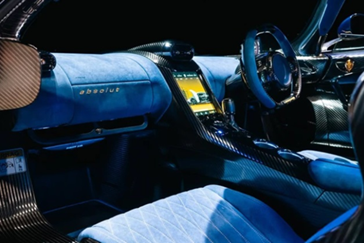 Nội thất của chiếc xe là sự kết hợp tinh tế giữa chất liệu cao cấp và thiết kế thể thao. Jesko Absolut Kronos có ghế ngồi dạng bucket làm từ sợi carbon, bọc Alcantara màu xanh biển, với logo Koenigsegg thêu chỉ vàng trên tựa đầu.