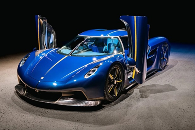 Ngoại thất của siêu xe Koenigsegg Jesko Absolut Kronos gây ấn tượng mạnh mẽ với toàn bộ lớp sơn carbon màu xanh Poseidon Blue, điểm xuyết những chi tiết dát vàng lá thật tinh xảo. Xe được trang bị bộ mâm Aircore kích thước 20 inch (trước) và 21 inch (sau) cũng được hoàn thiện theo phong cách tương đồng, đi kèm tấm che khí động học ở bánh sau.