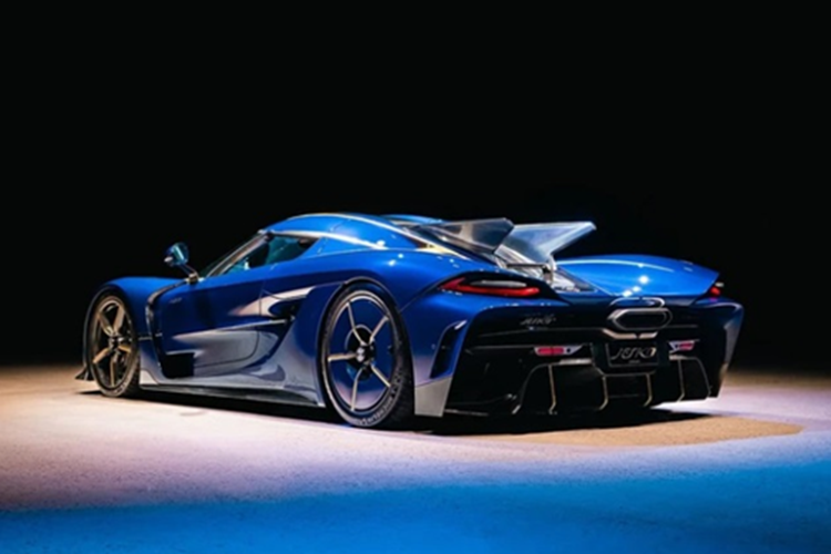 Giá xe Koenigsegg Jesko Absolut Kronos không được tiết lộ. Tuy nhiên, trên thị trường thứ cấp, một chiếc Jesko tiêu chuẩn có thể được định giá khoảng 3 triệu USD và những phiên bản cá nhân hóa như Kronos chắc chắn sẽ có giá trị cao hơn đáng kể.