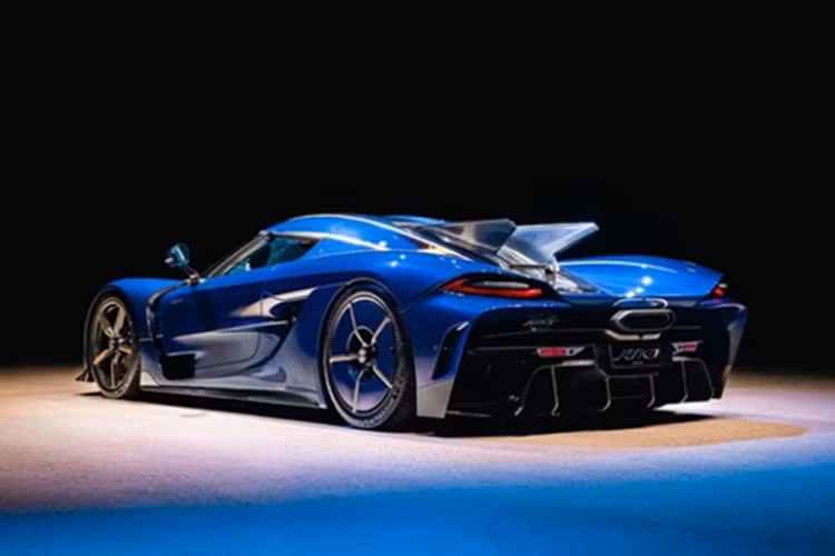 Giá xe Koenigsegg Jesko Absolut Kronos không được tiết lộ. Tuy nhiên, trên thị trường thứ cấp, một chiếc Jesko tiêu chuẩn có thể được định giá khoảng 3 triệu USD và những phiên bản cá nhân hóa như Kronos chắc chắn sẽ có giá trị cao hơn đáng kể.
